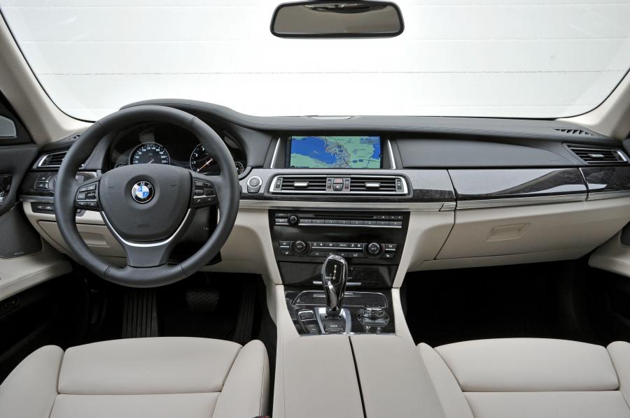  BMW 750i 2013 года  (фото 11 из 56)